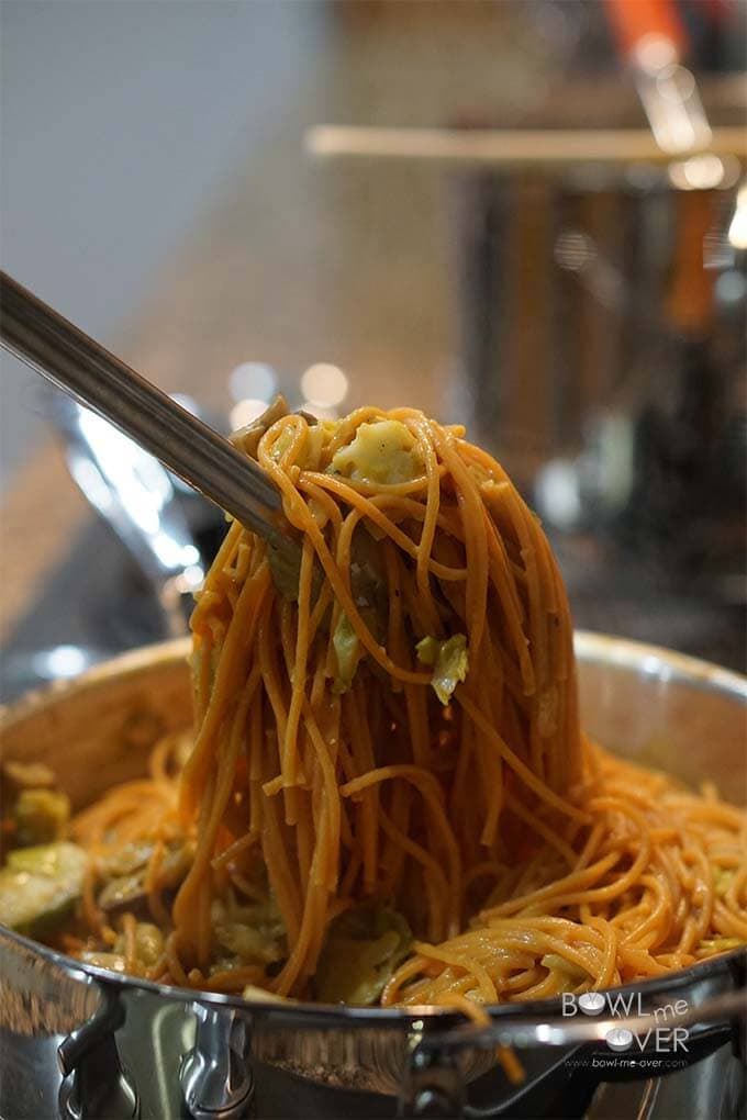 Mixing the pasta