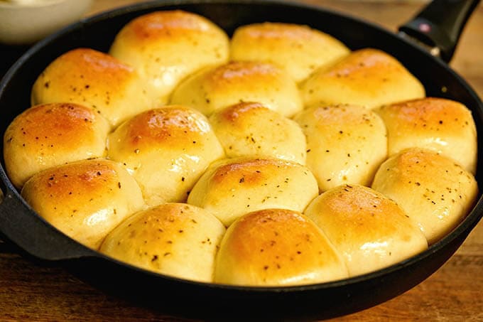 A skillet filled with freshly baked dinner rolls.