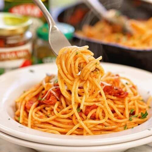 20 Minute Spaghetti alla Puttanesca Recipe (so easy!) - Bowl Me Over