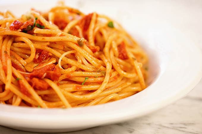 spaghetti in white bowl