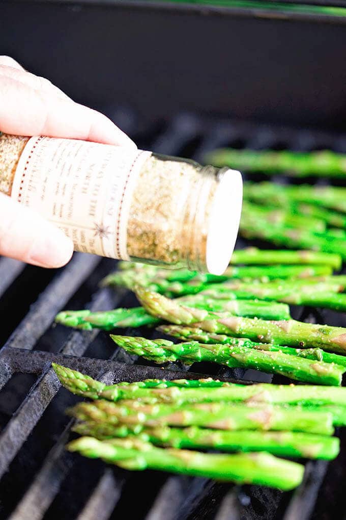 Asparagus on grilled topped with seasoning salt.