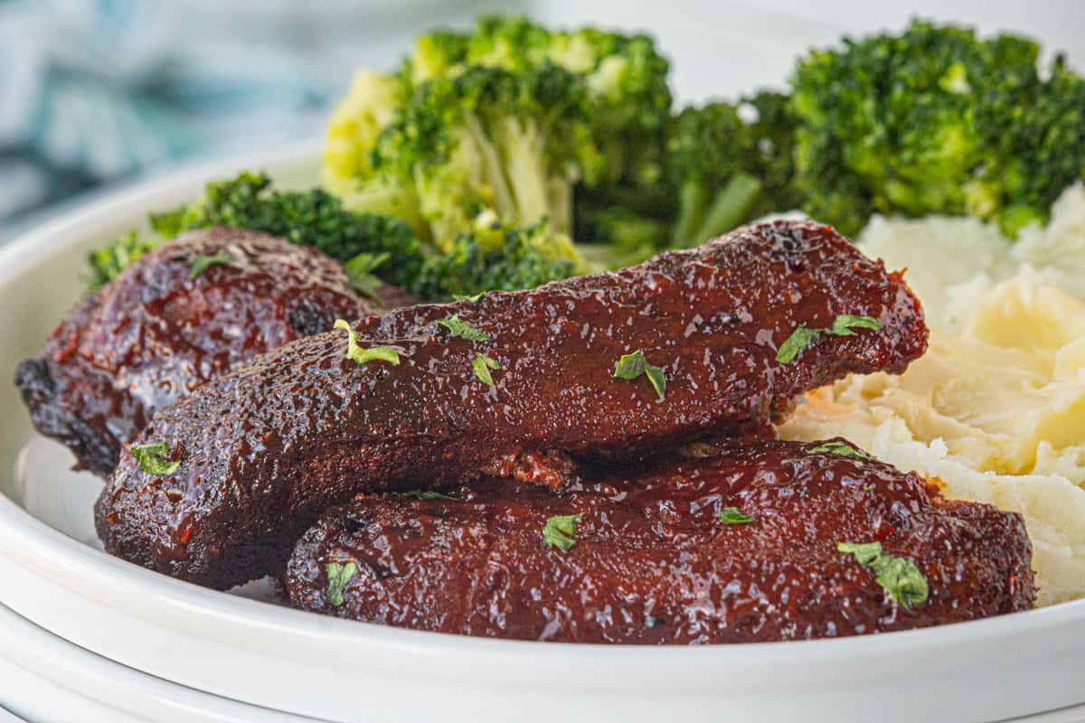 Plate filled with country styleribs, mashed potatoes and broccoli.